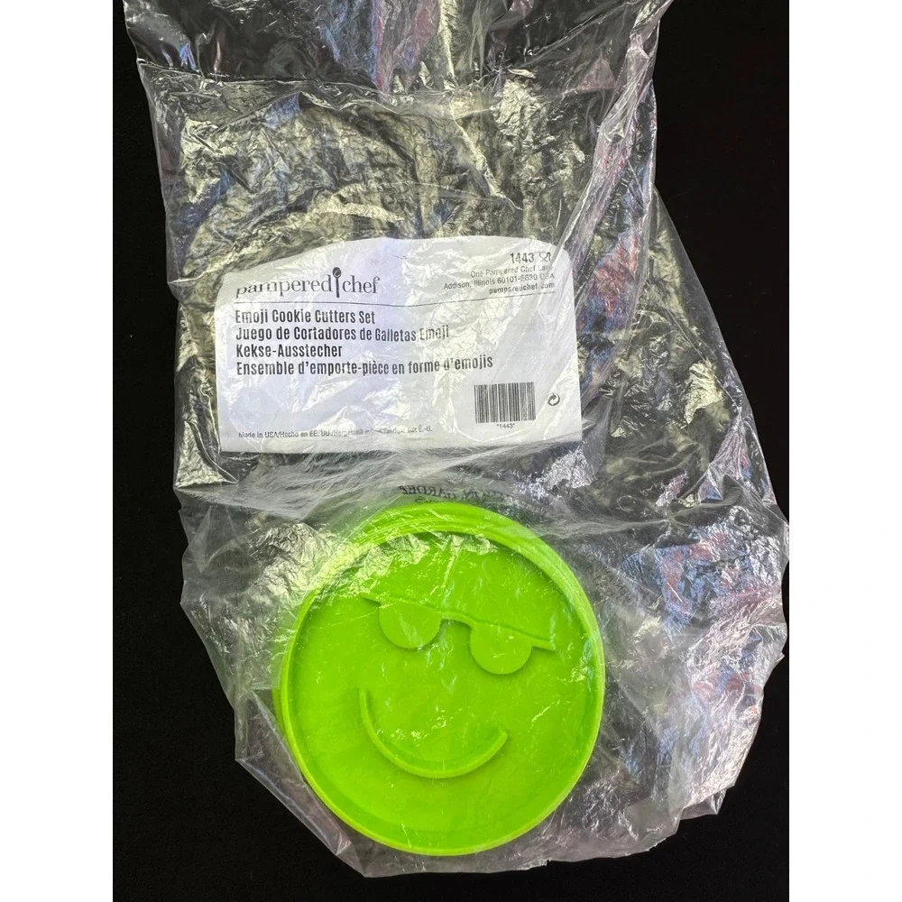 Pampered Chef Kids‎ Emoji Cookie Cutter Molds Lime Green 7 Different Faces NEW